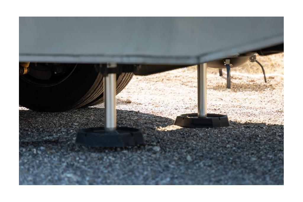 Leveling RV with hydraulic jacks