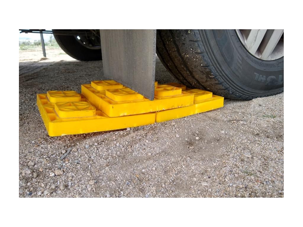 Leveling RV using yellow leveling blocks