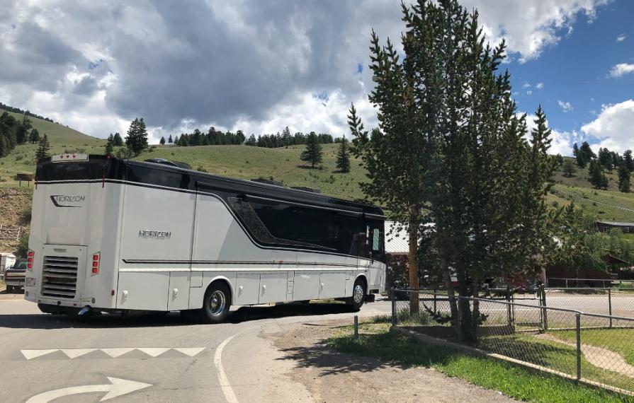 Horizon in right turn lane preparing to turn