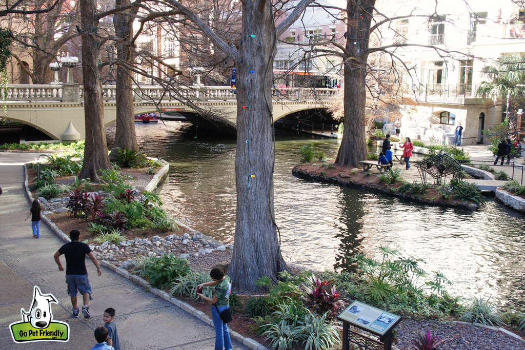 People along the San Antonio River Walk.