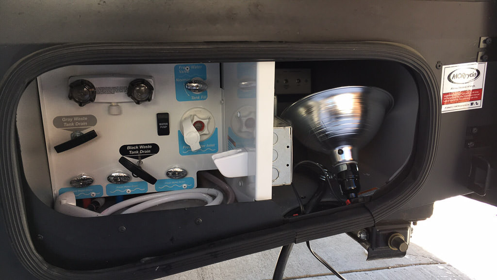 Water compartment with heat lamp