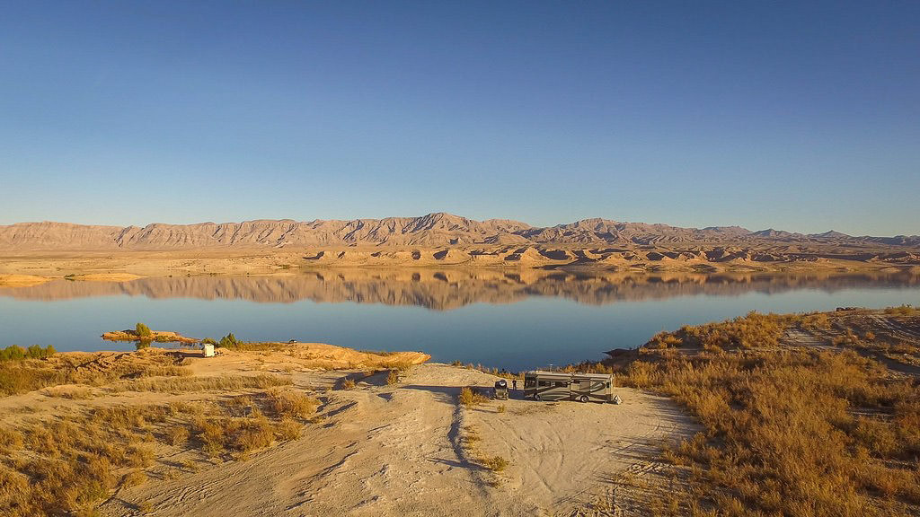 SUP boarding in Lake Mead, Nevada